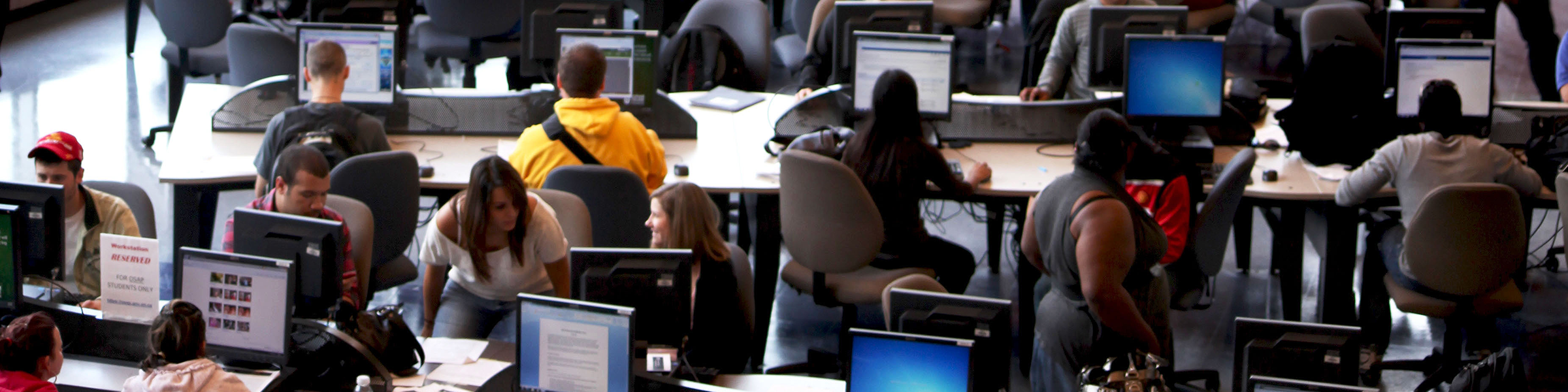 Photo of the Computer Commons at Durham College