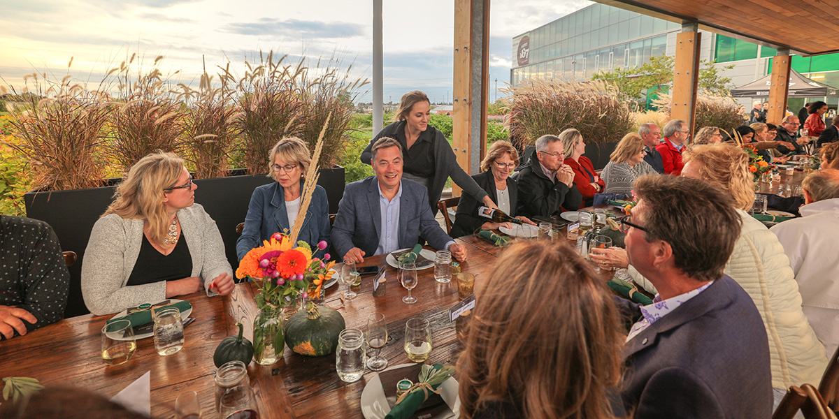 Faculty sit down for Harvest Dinner